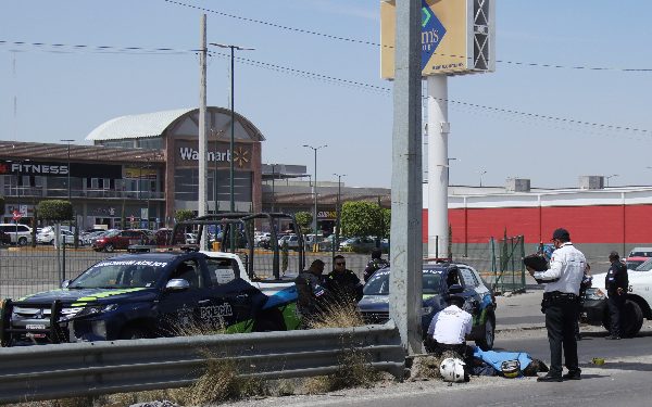Muere un hombre y su acompañante queda herida tras chocar su motocicleta en el Periférico