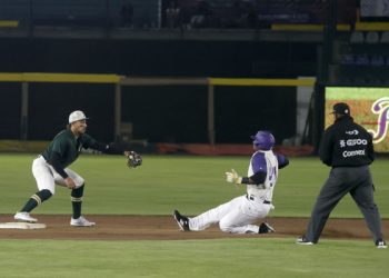 Conspiradores golpea a Pericos en inicio del Interliga