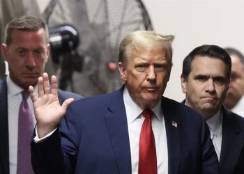 Posponen posible castigo a Trump por violar la “ley mordaza”