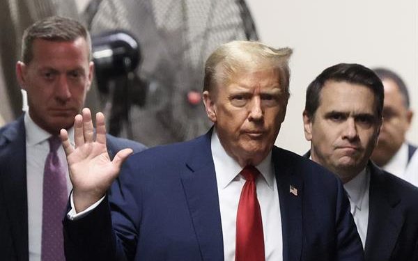 Posponen posible castigo a Trump por violar la “ley mordaza”
