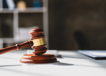 Mujer acusada de asesinato por aborto demanda a condado en Texas