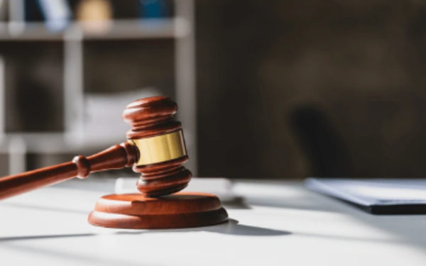 Mujer acusada de asesinato por aborto demanda a condado en Texas