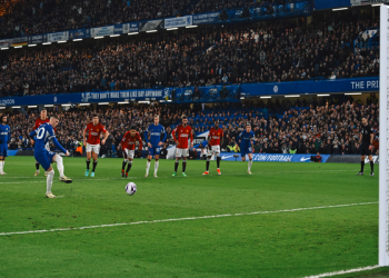 Con doblete en dos minutos, Chelsea gana al United en tiempo agregado