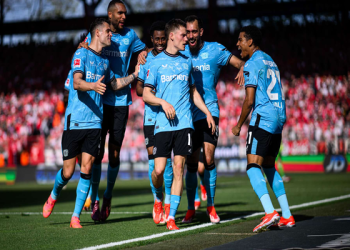 Leverkusen gana y acaricia el titulo de la Bundesliga