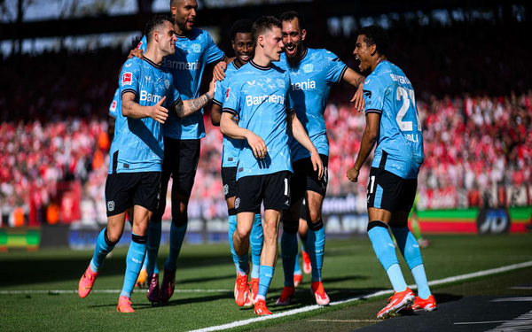 Leverkusen gana y acaricia el titulo de la Bundesliga