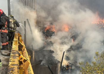 Combaten incendio cercano a ducto de gas en Periférico Ecológico