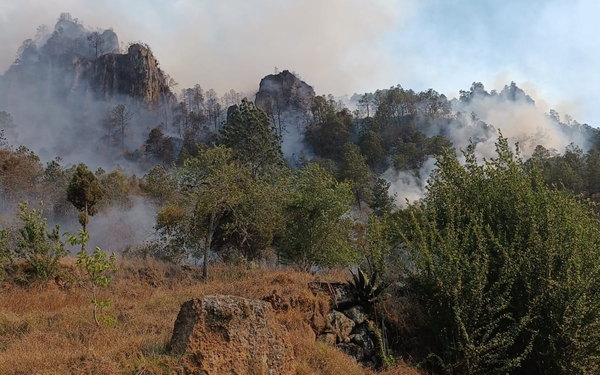 Incendio en Huixcolotla se combate en dos frentes: Medio Ambiente