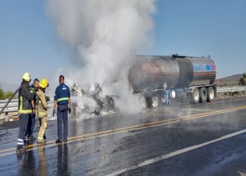 Pipa con 38 mil litros de asfalto se incendia en la autopista Tehuacán-Oaxaca