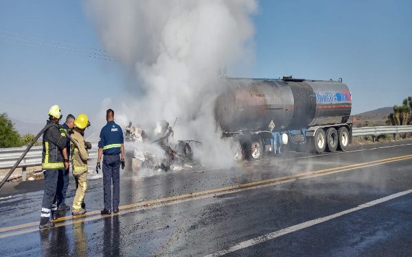 Pipa con 38 mil litros de asfalto se incendia en la autopista Tehuacán-Oaxaca