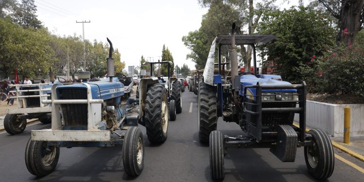 Bloquean calles, piden clausura definitiva de relleno