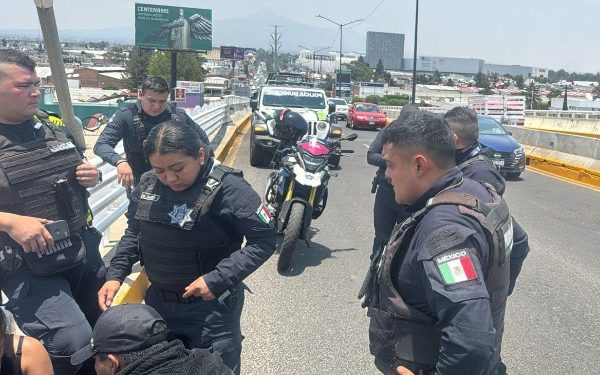 Policías rescatan a mujer que intentó quitarse la vida en Puebla capital