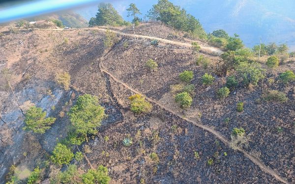 Por incendio forestal, suspenden clases en escuelas de Zacatlán