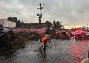 Lluvias inundan calles de Puebla capital
