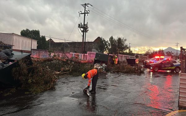 Lluvias inundan calles de Puebla capital