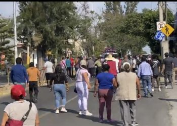 Franeleros se enfrentan con policías municipales durante operativo en la Feria de Puebla