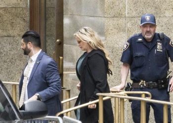 Defensa de Donald Trump señala a Stormy Daniels de mentirosa e interesada en el dinero