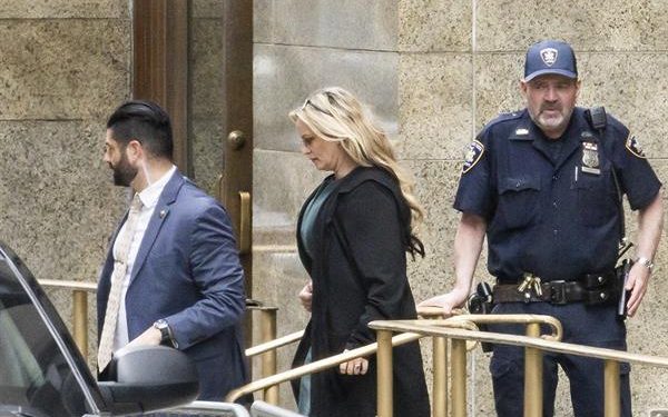 Defensa de Donald Trump señala a Stormy Daniels de mentirosa e interesada en el dinero