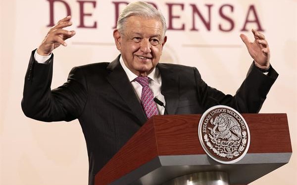 AMLO promete que no habrá fallas ni apagones durante la jornada electoral