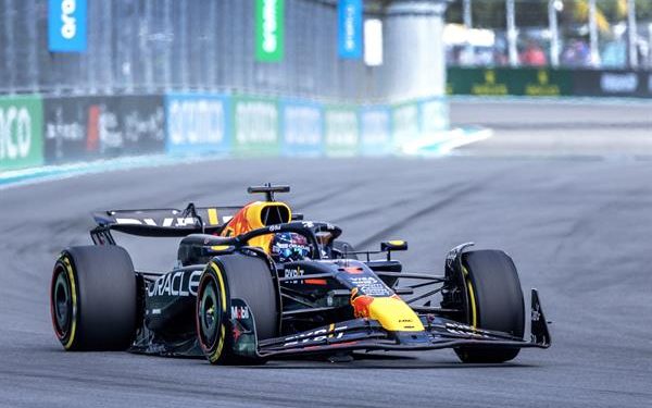 Verstappen firma su sexta pole de la temporada en Miami; Checo arrancará cuarto