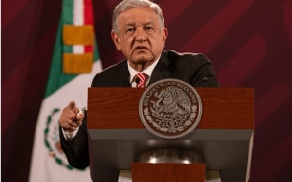 AMLO anuncia aumentos salariales a docentes de educación básica