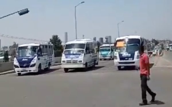 Choferes de Ruta 77A, 45A y Angelópolis cierran Bulevar Carmelitas y Las Torres; protestan invasión de recorridos