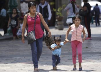 Mujeres pasan de tener 2.23 a 1.9 hijos