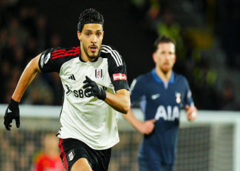 Raúl Jiménez falla gol cantado en empate del Fulham