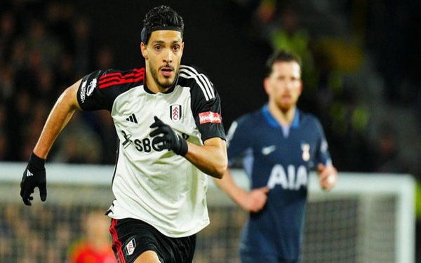 Raúl Jiménez falla gol cantado en empate del Fulham