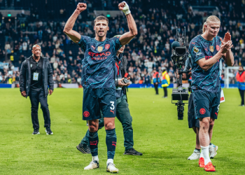 Manchester City gana y acaricia el título de la Premier League