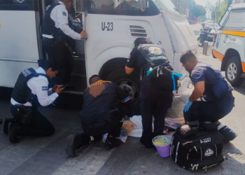 Chofer de transporte público arrolla a mujer de la tercera edad en el centro de Puebla