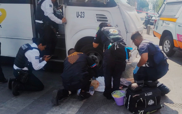 Chofer de transporte público arrolla a mujer de la tercera edad en el centro de Puebla