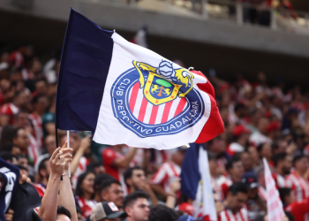 Multan a Chivas por actos racistas de su afición