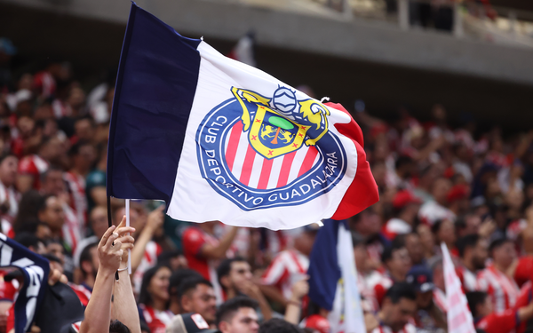 Multan a Chivas por actos racistas de su afición
