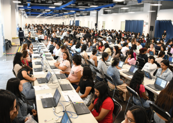 Buscan entrar 42 mil alumnos