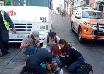 Transporte público atropella a mujer de la tercera edad en Puebla