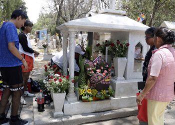 Poblanos abarrotan panteones por el Día de las Madres