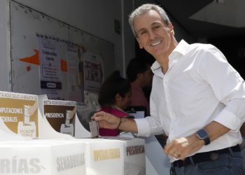 Candidatos y autoridades acudieron a las casillas