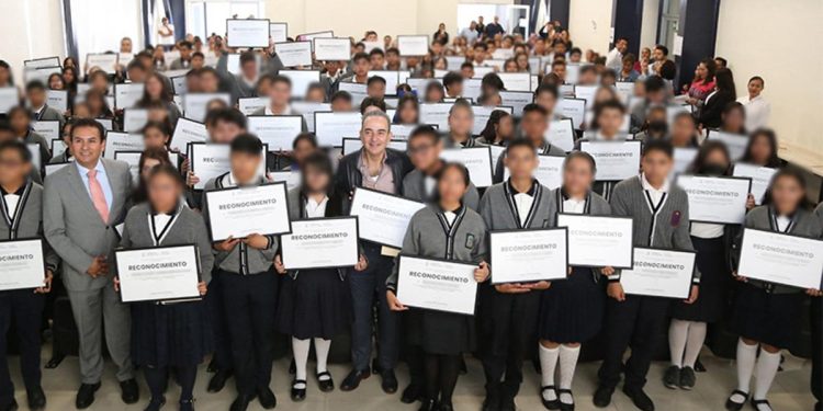 Reconoce SEP Puebla desempeño académico de 155 estudiantes