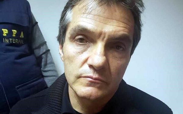 Capturan a Carlos Ahumada en aeropuerto de Panamá