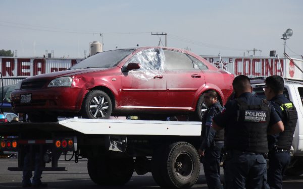 Encuentran cadáver calcinado en un vehículo estacionado en el mercado Hidalgo