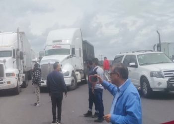 Transportistas cierran caseta de Amozoc en la autopista Puebla-Veracruz por protesta nacional