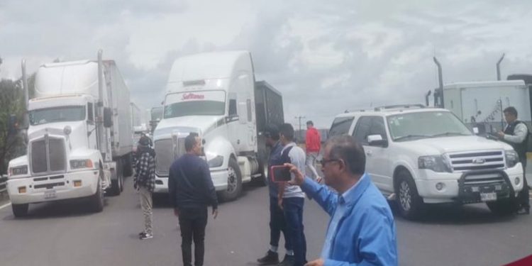 Transportistas cierran caseta de Amozoc en la autopista Puebla-Veracruz por protesta nacional