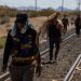 Ola de calor azota a migrantes varados en la frontera