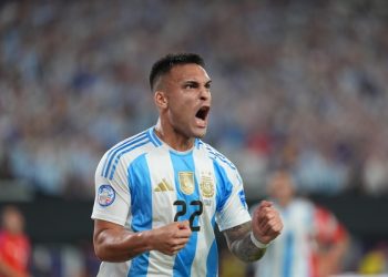 Sobre la hora, Argentina vence a Chile y clasifica a cuartos de final