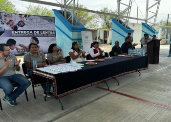 Voluntariado del Congreso de Puebla entrega lentes gratuitos a niñas y niños de San Gabriel Chilac