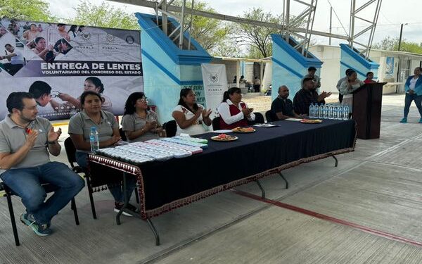 Voluntariado del Congreso de Puebla entrega lentes gratuitos a niñas y niños de San Gabriel Chilac