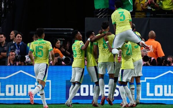 Vinicius guía a Brasil a los cuartos de Copa América 