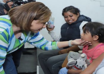 Niñas y niños reciben implantes cocleares por parte del SEDIF y SSA