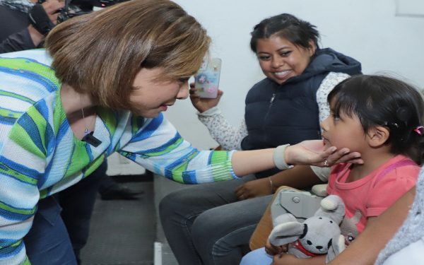 Niñas y niños reciben implantes cocleares por parte del SEDIF y SSA