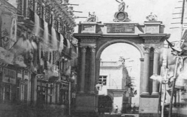 IN MEMORIAM / ARCO FAKE PARA MAXIMILIANO Y CARLOTA